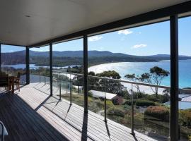 SEA EAGLE COTTAGE Amazing views of Bay of Fires, hotel i Binalong Bay
