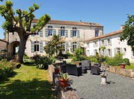 Domaine de Chantageasse, hotel v mestu Asnières-la-Giraud