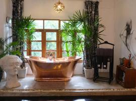 Artistic and Quirky Home with a Copper Bath and Complimentary Snack, hotel em Bangkok