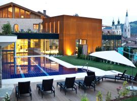 Hotel Grüner Baum, hotel with hot tubs in Bressanone