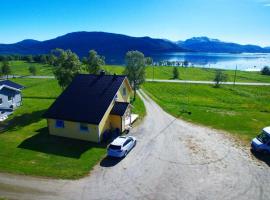 1 Room in The Yellow House, close to Airport & Lofoten, hotel in Evenskjer