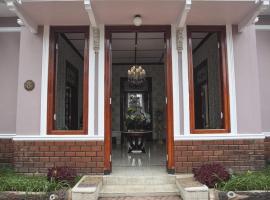 Huis Van Gustafine Floor 2, vakantiewoning in Malang