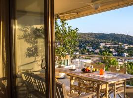 Modern Apartment with sea view in Saronida: Anavissos şehrinde bir kulübe