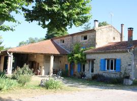 ancienne ferme rénovée, medencével rendelkező hotel Upie városában