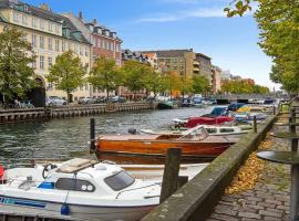 Luxurious Boutique Apartment, inner city, next to Canals and Metro station, hotel perto de Cidade Livre de Christiania, Copenhague