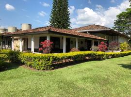 Finca La bella, cabaña o casa de campo en La Tebaida