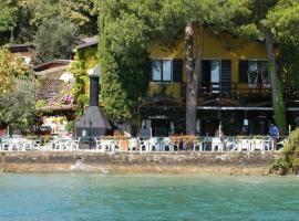 Campeggio Ideal Molino, glamping site in San Felice del Benaco