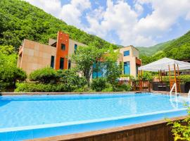 Penatess Pool Villa, hotel s jacuzzi v destinaci Čchungdžu