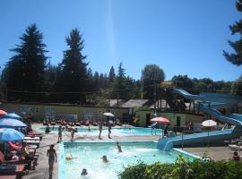 Riverside Resort & RV Park, hotel v destinaci Qualicum Beach