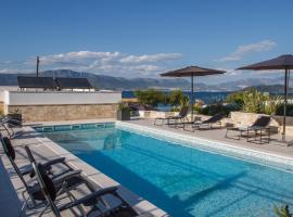 Luxury Poolside Villa, semesterhus i Slatine