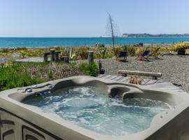 Absolute Beachfront B&B, hotel with parking in Napier