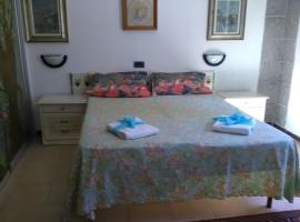 L'impossibile Guesthouse: Appiano Gentile'de bir otoparklı otel