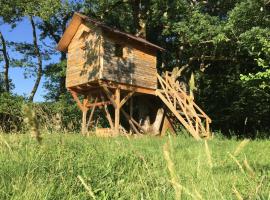 Cabane Escargot du centre UnisVers, hotel sa parkingom u gradu Peyrat-le-Château