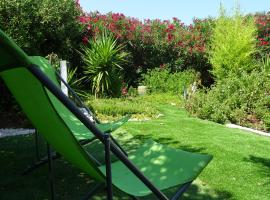 2 pièces indépendant avec son jardinet privé, guest house in Borgo