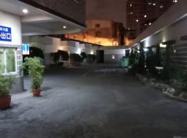Treasure Island Motel - Fengshan、高雄市のホテル