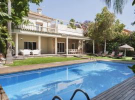 Villa de Lujo con Jardines y Piscina