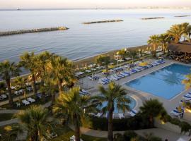 Palm Beach Hotel & Bungalows, hotel em Larnaka