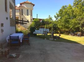 Villa with Garden, hotell i Peraia