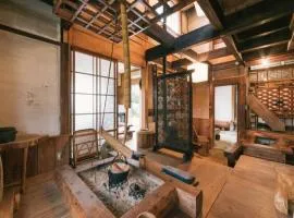 囲炉裏のある築100年の一棟貸し古民家で昔の暮らし体験