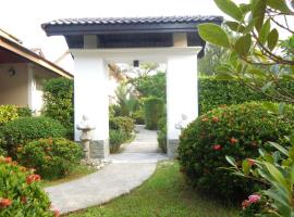 Holiday Village And Natural Garden Resort, casa de huéspedes en Karon Beach