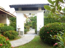 Holiday Village And Natural Garden Resort, pansion u gradu Karon Beach