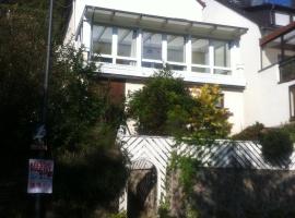 Ferienhaus Moselblick mit kostenfreien &Ouml;PNV-Ticket, hotel na praia em &Uuml;rzig