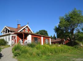 Björnåsen Bear Hill, holiday home in Katrineholm