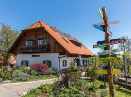 Gästezimmer & Buschenschank mit Weingut Hack-Gebell, holiday rental in Gamlitz