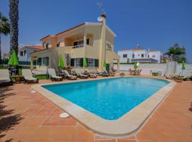 Altura Prime - 4 Suites, Private Pool and Parking, Walk to Beach, hotel i Altura