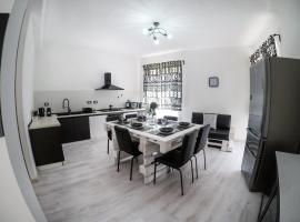 Black&White guest house, вариант жилья у пляжа в Иглесиасе