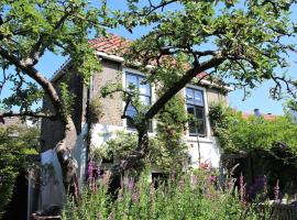 Apple Tree Cottage - discover this charming home at beautiful canal in our idyllic garden, hotel a Gouda