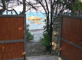 VILLA MILVIO con accesso privato in spiaggia, casa rústica em Tortolì