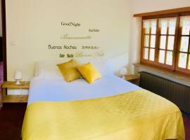 Gold Cave casa vacanze relax nel bosco appartamenti, хотел, който приема домашни любимци, в Pessinetto
