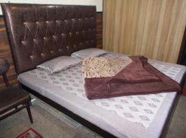 Ratnam Guest house، فندق في ناينيتال