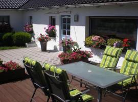 Ferienhaus Nadine 2023 komplett saniert, cheap hotel in Bad Brambach