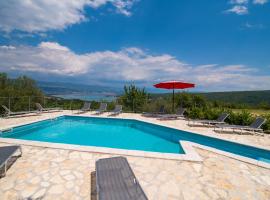 Holiday House Rosalia With Seaview And Swimming Pool, отель с парковкой в городе Sužan