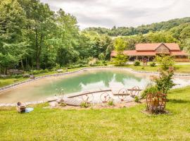 Country house with a pool in Medvednica Nature Park: Zagreb'de bir otel