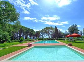 Villa Lorenza by PosarelliVillas, hotel v destinácii Bucciano