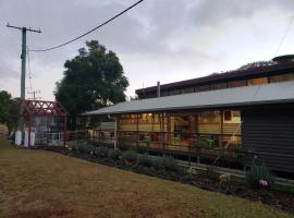 Christmas Creek Café & Cabins, homestay in Lamington