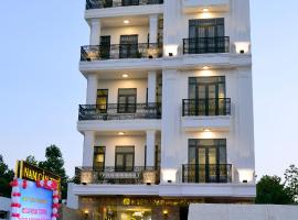 NAM CẦN THƠ HOTEL, hotel s parkiralištem u gradu 'Ấp Phú Thạnh (4)'