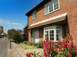 Lazy Days Cottage, hotel con estacionamiento en Winterton-on-Sea