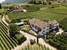 Weingut Weidlhof - Suite & Breakfast - Vacation for wine lovers, hotel v destinaci Caldaro
