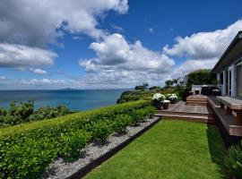 Luxury house with Clifftop Seaview, hotel cerca de Gulf Harbour Marina, Whangaparaoa