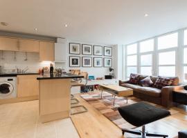 Central Home with Parking near Waterloo & St Thomas & Big Ben & Parliament, hotel near Oval metro station, London
