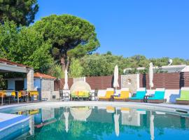 Skiathos Island Suites, hotell i Troulos