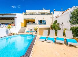 Fully Airconditioned Costa Blanca Pool House with Superb Views Over the Orba Valley, Sleeps 12, hotel dengan parking di Benimeli