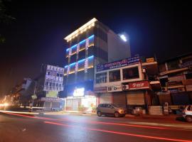 Hotel One Up: Ahmedabad, Sardar Vallabhbhai Patel Uluslararası Havaalanı - AMD yakınında bir otel