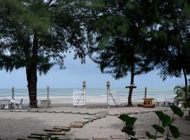 Baan Kratom Tong by the sea, villa in Cha Am