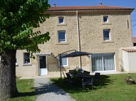 Gite les pins, holiday home in Montchenu
