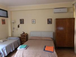 Cozy Apartment by the Sea, hotel in Acireale